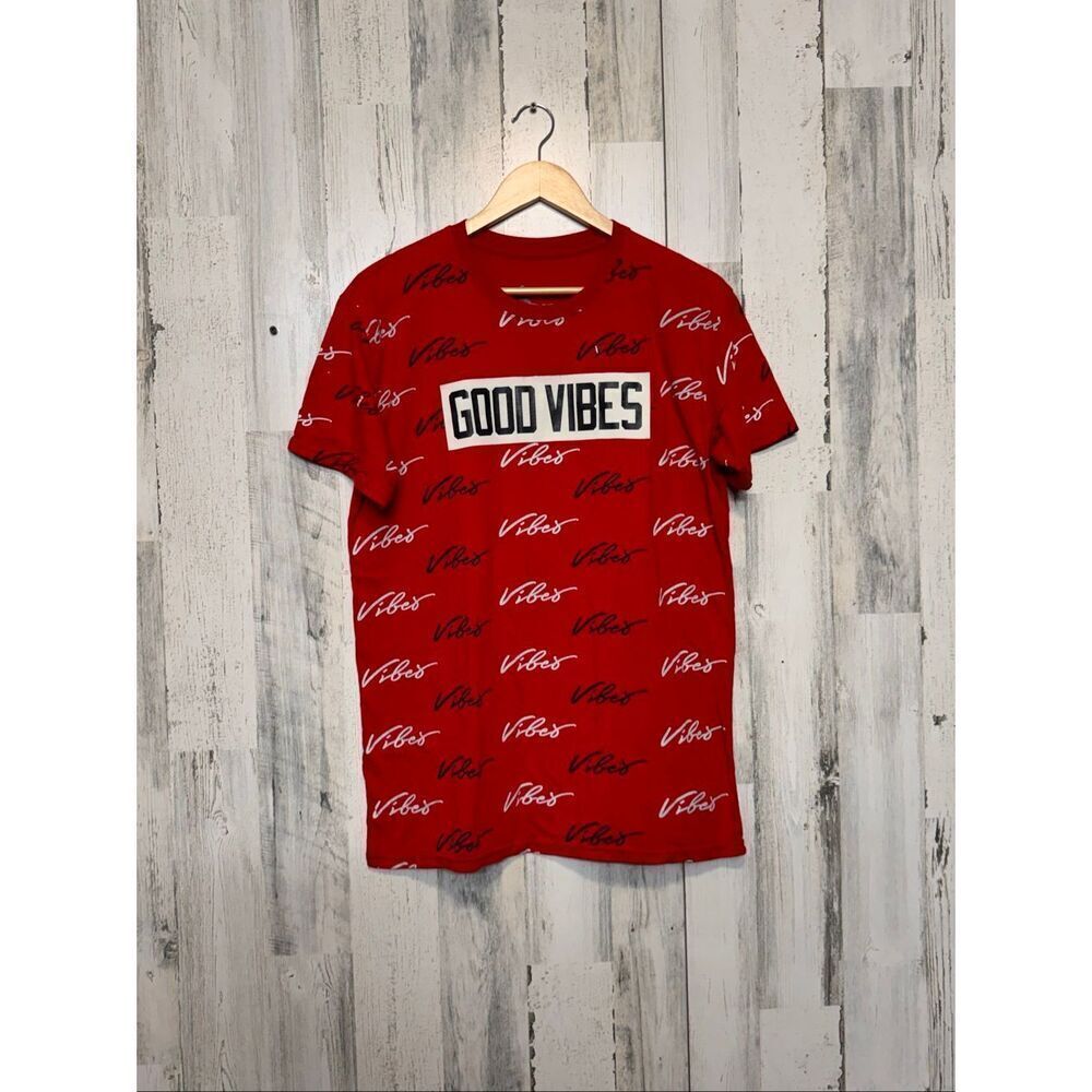 Red “GOOD VIBES” Graphic Tee – Allover Vibes Print – Size L